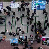 Demonstranten laufen auf einem Transparent mit der Aufschrift „Basta“ während eines Marsches zum Jahrestag der Frauenbewegung