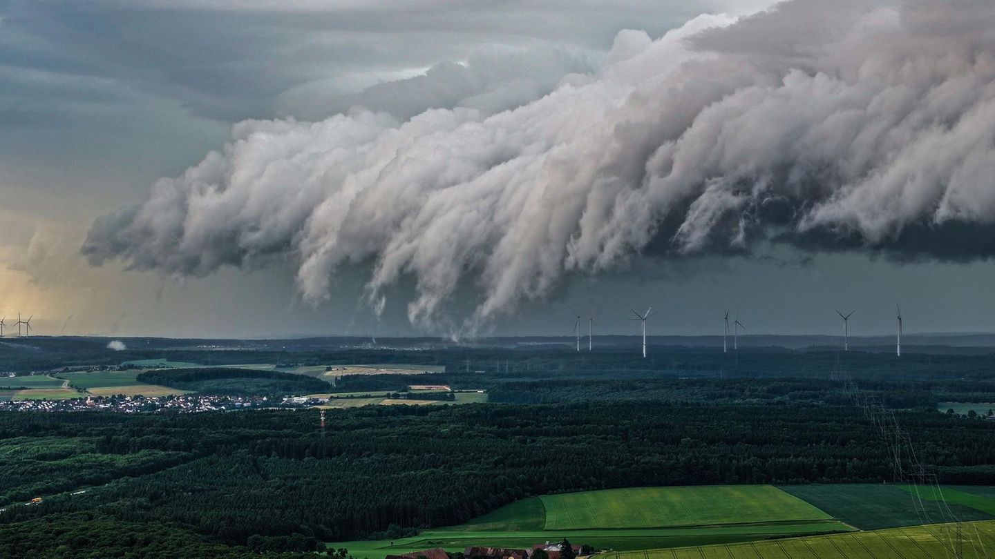 Eine Unwetterfront zieht am Donnerstag über Deutschland