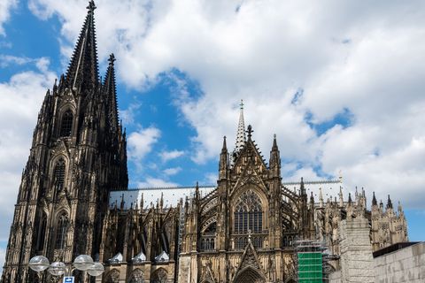 Der Kölner Dom zählt zu den bekanntesten Sehenswürdigkeiten Deutschlands. Wer das UNESCO-Welterbe künftig nicht nur von außen bestaunen, sondern auch sein beeindruckendes Inneres erkunden möchte, muss ab Juli Eintritt zahlen: Für Besuche außerhalb der Gottesdienste werden künftig zwölf Euro fällig. Mit der neuen Besichtigungsgebühr reagiert die Domverwaltung auf steigende Kosten für Erhalt und Pflege des monumentalen Bauwerks.