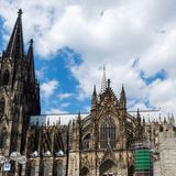 Der Kölner Dom zählt zu den bekanntesten Sehenswürdigkeiten Deutschlands. Wer das UNESCO-Welterbe künftig nicht nur von außen bestaunen, sondern auch sein beeindruckendes Inneres erkunden möchte, muss ab Juli Eintritt zahlen: Für Besuche außerhalb der Gottesdienste werden künftig zwölf Euro fällig. Mit der neuen Besichtigungsgebühr reagiert die Domverwaltung auf steigende Kosten für Erhalt und Pflege des monumentalen Bauwerks.