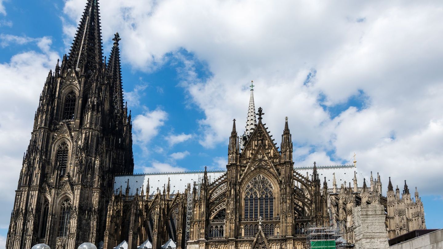 Der Kölner Dom zählt zu den bekanntesten Sehenswürdigkeiten Deutschlands. Wer das UNESCO-Welterbe künftig nicht nur von außen bestaunen, sondern auch sein beeindruckendes Inneres erkunden möchte, muss ab Juli Eintritt zahlen: Für Besuche außerhalb der Gottesdienste werden künftig zwölf Euro fällig. Mit der neuen Besichtigungsgebühr reagiert die Domverwaltung auf steigende Kosten für Erhalt und Pflege des monumentalen Bauwerks.