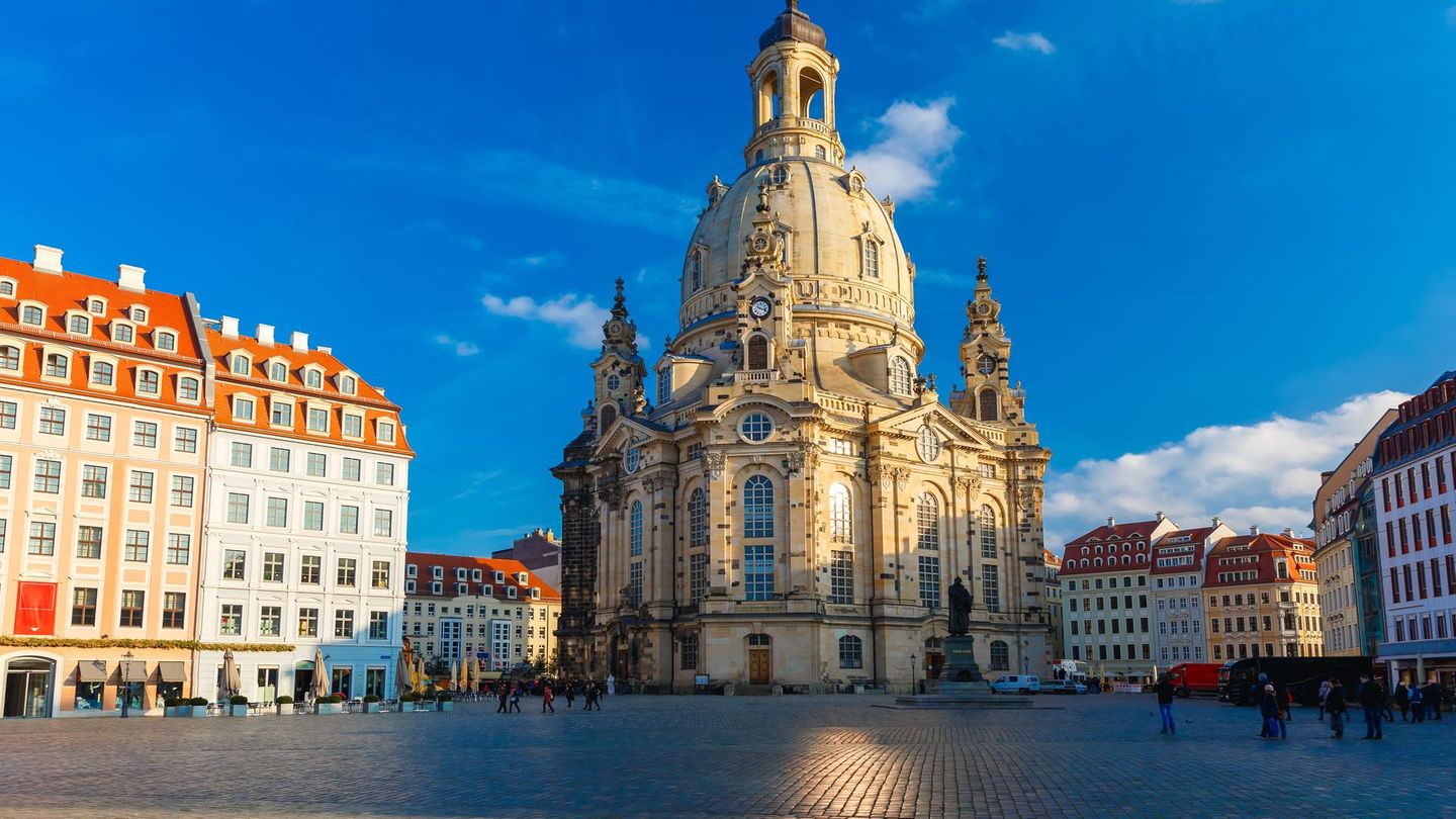 Für viele Besucher ist die wiederaufgebaute Frauenkirche in Dresden ein Symbol der Versöhnung. Das barocke Wahrzeichen wurde im Zweiten Weltkrieg zerstört und nach jahrelangem Wiederaufbau 2005 neu eröffnet. Der Eintritt in die Kirche ist kostenlos. Wer die Stadt aus einer besonderen Perspektive erleben möchte, kann jedoch einen Aufstieg zur Kuppel für 14 Euro buchen.