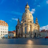 Für viele Besucher ist die wiederaufgebaute Frauenkirche in Dresden ein Symbol der Versöhnung. Das barocke Wahrzeichen wurde im Zweiten Weltkrieg zerstört und nach jahrelangem Wiederaufbau 2005 neu eröffnet. Der Eintritt in die Kirche ist kostenlos. Wer die Stadt aus einer besonderen Perspektive erleben möchte, kann jedoch einen Aufstieg zur Kuppel für 14 Euro buchen.