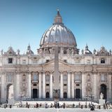 Der imposante Petersdom ist das spirituelle Zentrum der katholischen Kirche und zählt zu den meistbesuchten Sehenswürdigkeiten der Welt. Der Eintritt in die monumentale Basilika ist zwar kostenlos, doch wer lange Wartezeiten vermeiden möchte, kann für 15 Euro ein reserviertes Ticket erwerben und die oft bis zu einstündige Schlange am Eingang umgehen.