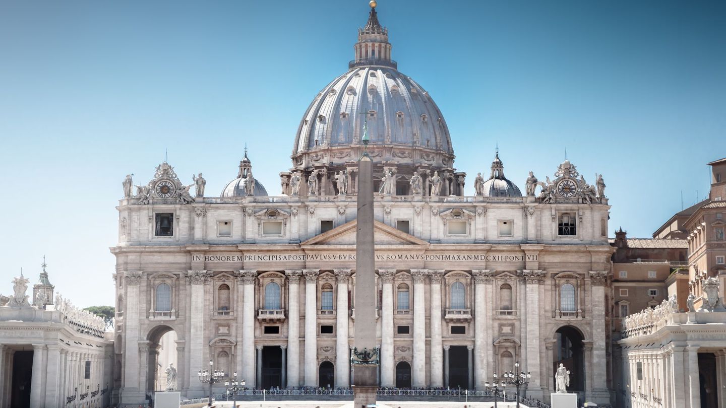 Der imposante Petersdom ist das spirituelle Zentrum der katholischen Kirche und zählt zu den meistbesuchten Sehenswürdigkeiten der Welt. Der Eintritt in die monumentale Basilika ist zwar kostenlos, doch wer lange Wartezeiten vermeiden möchte, kann für 15 Euro ein reserviertes Ticket erwerben und die oft bis zu einstündige Schlange am Eingang umgehen.