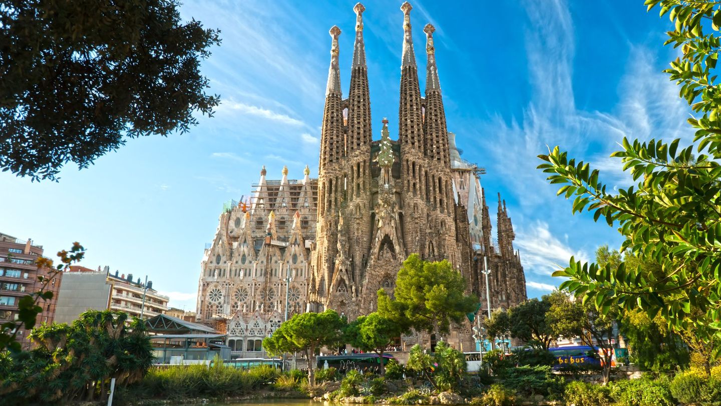 Die Sagrada Familia prägt seit Generationen die Skyline von Barcelona. 44 Jahre nach Baubeginn steht das Meisterwerk von Antoni Gaudí nun kurz vor seiner Vollendung: Am 10. Juni, dem 100. Todestag des Architekten soll der Jesus-Christus-Turm eingeweiht und voraussichtlich von Papst Leo XIV gesegnet werden. Besucher können die berühmte Basilika für 26 Euro besichtigen, eine geführte Tour ist bereits für vier Euro Aufpreis erhältlich.