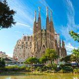 Die Sagrada Familia prägt seit Generationen die Skyline von Barcelona. 44 Jahre nach Baubeginn steht das Meisterwerk von Antoni Gaudí nun kurz vor seiner Vollendung: Am 10. Juni, dem 100. Todestag des Architekten soll der Jesus-Christus-Turm eingeweiht und voraussichtlich von Papst Leo XIV gesegnet werden. Besucher können die berühmte Basilika für 26 Euro besichtigen, eine geführte Tour ist bereits für vier Euro Aufpreis erhältlich.