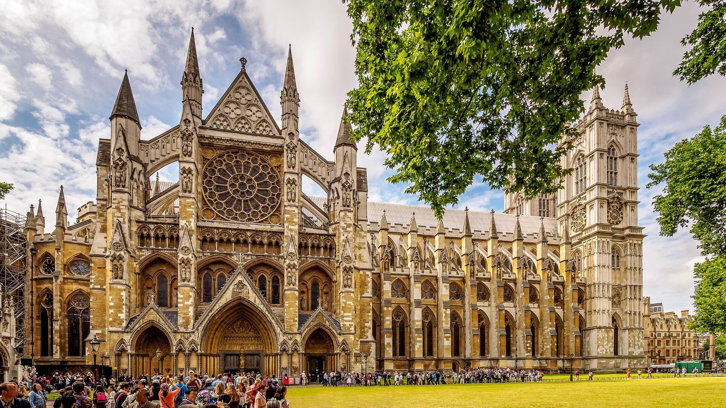 Westminster Abbey gehört zu den geschichtsträchtigsten Bauwerken Großbritanniens. Seit dem 14. Jahrhundert wurden hier nahezu alle englischen und später britischen Monarchinnen und Monarchen gekrönt. Wer die gotische Abtei außerhalb der Gottesdienste besichtigen möchte, zahlt 31 Pfund Eintritt. Ermäßigte Tickets sind für 28 Pfund erhältlich, Kinder zwischen sechs und 17 Jahren zahlen 14 Pfund.