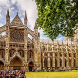 Westminster Abbey gehört zu den geschichtsträchtigsten Bauwerken Großbritanniens. Seit dem 14. Jahrhundert wurden hier nahezu alle englischen und später britischen Monarchinnen und Monarchen gekrönt. Wer die gotische Abtei außerhalb der Gottesdienste besichtigen möchte, zahlt 31 Pfund Eintritt. Ermäßigte Tickets sind für 28 Pfund erhältlich, Kinder zwischen sechs und 17 Jahren zahlen 14 Pfund.
