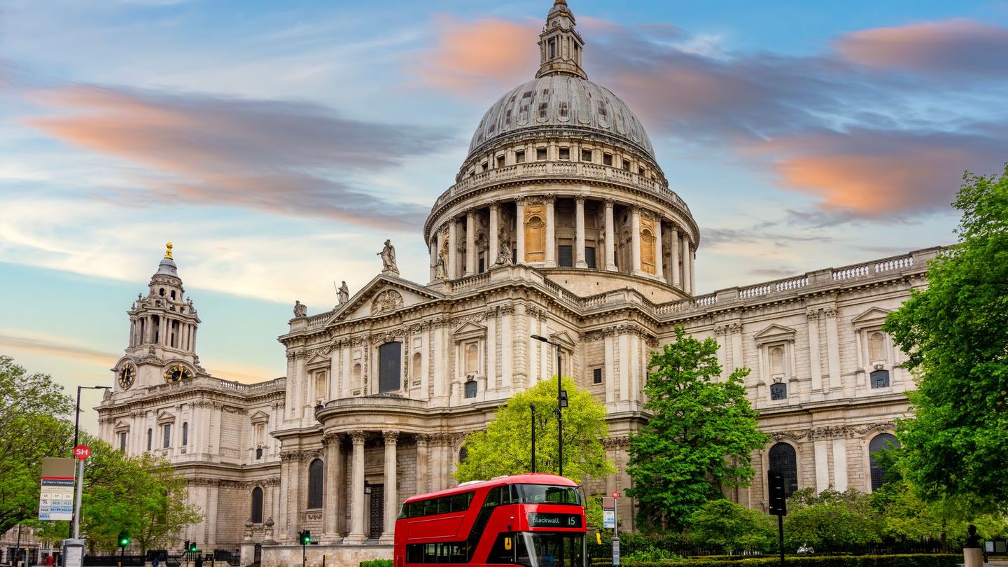 Nur wenige Haltestellen mit dem Hop-On-Hop-Off-Bus entfernt erhebt sich die St Paul's Cathedral als eines der markantesten Wahrzeichen der britischen Hauptstadt. Ihre 111 Meter hohe Kuppel prägt die Skyline – und bietet Besuchenden einen spektakulären Panoramablick über London. Der Eintritt kostet 27 Pfund für Erwachsene, ermäßigte Tickets etwa für Seniorinnen und Senioren liegen bei 24 Pfund, Kinder zahlen 10,50 Pfund.
