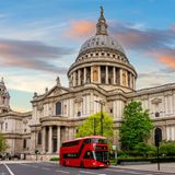 Nur wenige Haltestellen mit dem Hop-On-Hop-Off-Bus entfernt erhebt sich die St Paul's Cathedral als eines der markantesten Wahrzeichen der britischen Hauptstadt. Ihre 111 Meter hohe Kuppel prägt die Skyline – und bietet Besuchenden einen spektakulären Panoramablick über London. Der Eintritt kostet 27 Pfund für Erwachsene, ermäßigte Tickets etwa für Seniorinnen und Senioren liegen bei 24 Pfund, Kinder zahlen 10,50 Pfund.