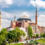 Die Hagia Sophia zählt zu den bedeutendsten Bauwerken der Weltgeschichte. Über ein Jahrtausend lang war sie die größte Kirche des Christentums, später diente sie als Moschee und Museum. Seit 2020 ist das monumentale Bauwerk wieder als Moschee in Nutzung. Für türkische Staatsbürger ist der Besuch zum Gebet kostenfrei. Touristinnen und Touristen zahlen für die Besichtigung ab acht Jahren 25 Euro, ein Schnelleinlass-Ticket mit Audioguide ist für 33,20 Euro erhältlich.