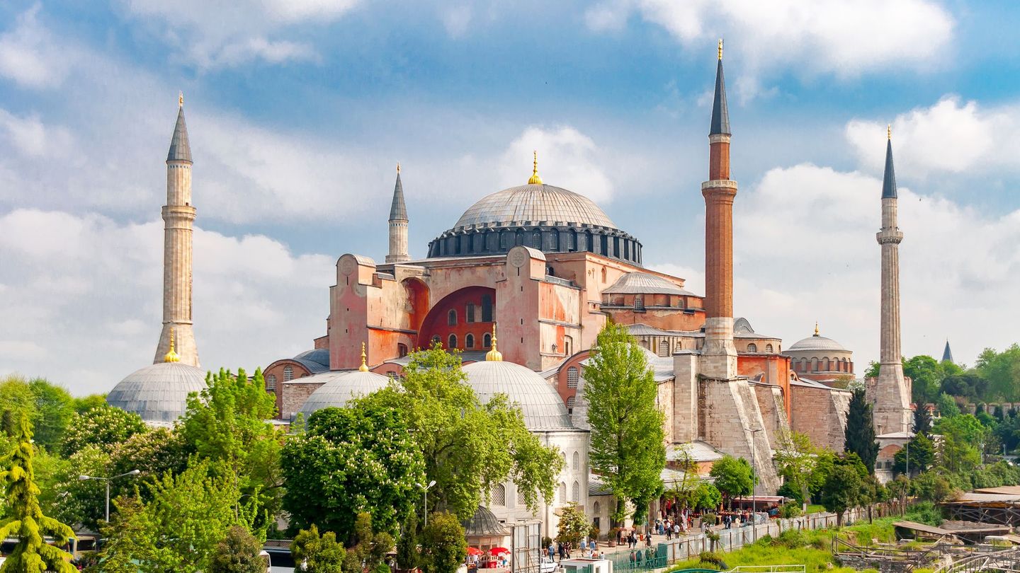 Die Hagia Sophia zählt zu den bedeutendsten Bauwerken der Weltgeschichte. Über ein Jahrtausend lang war sie die größte Kirche des Christentums, später diente sie als Moschee und Museum. Seit 2020 ist das monumentale Bauwerk wieder als Moschee in Nutzung. Für türkische Staatsbürger ist der Besuch zum Gebet kostenfrei. Touristinnen und Touristen zahlen für die Besichtigung ab acht Jahren 25 Euro, ein Schnelleinlass-Ticket mit Audioguide ist für 33,20 Euro erhältlich.
