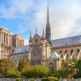 Die Notre-Dame de Paris zählt zu den bedeutendsten gotischen Kathedralen Europas – und hat eine bewegte jüngere Geschichte hinter sich. Am 15. April 2019 zerstörte ein verheerender Brand den Dachstuhl sowie den Vierungsturm im Zentrum des Kirchenschiffs. Nach fünf Jahren aufwendiger Restaurierungsarbeiten ist das Pariser Wahrzeichen nun wieder für Besucherinnen und Besucher geöffnet. Der Eintritt ist kostenfrei.