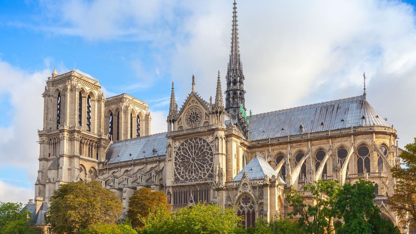 Die Notre-Dame de Paris zählt zu den bedeutendsten gotischen Kathedralen Europas – und hat eine bewegte jüngere Geschichte hinter sich. Am 15. April 2019 zerstörte ein verheerender Brand den Dachstuhl sowie den Vierungsturm im Zentrum des Kirchenschiffs. Nach fünf Jahren aufwendiger Restaurierungsarbeiten ist das Pariser Wahrzeichen nun wieder für Besucherinnen und Besucher geöffnet. Der Eintritt ist kostenfrei.