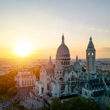 Hoch über den Dächern von Paris thront die Basilika Sacré-Cœur de Montmartre als eines der markantesten Wahrzeichen der Stadt. Der Besuch der Basilika selbst ist kostenfrei – das eigentliche Highlight liegt jedoch außerhalb des Kirchenraums: ein spektakulärer 360-Grad-Panoramablick über ganz Paris. Wer diesen genießen möchte, muss rund 300 Stufen erklimmen und für den Zugang acht Euro Eintritt zahlen.