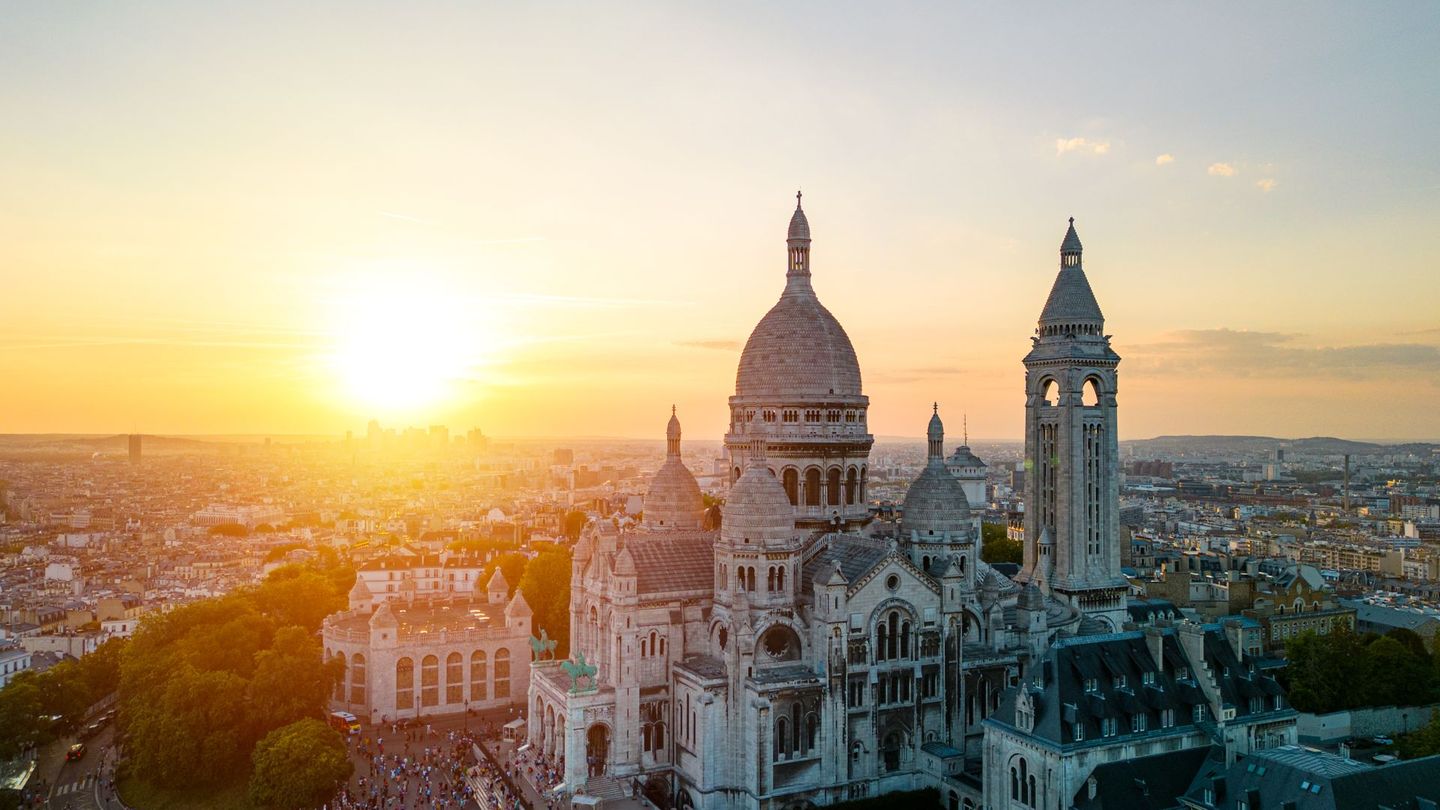 Hoch über den Dächern von Paris thront die Basilika Sacré-Cœur de Montmartre als eines der markantesten Wahrzeichen der Stadt. Der Besuch der Basilika selbst ist kostenfrei – das eigentliche Highlight liegt jedoch außerhalb des Kirchenraums: ein spektakulärer 360-Grad-Panoramablick über ganz Paris. Wer diesen genießen möchte, muss rund 300 Stufen erklimmen und für den Zugang acht Euro Eintritt zahlen.