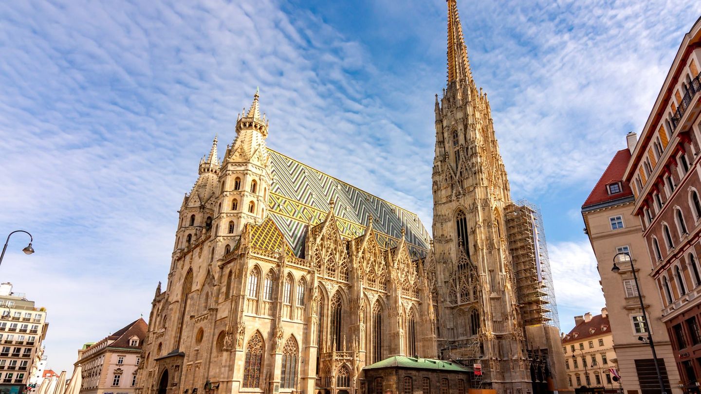 Der Stephansdom zählt zu den wichtigsten Wahrzeichen Wiens. Im Turm hängt die berühmte Pummerin, die zweitgrößte freischwingende Kirchenglocke Europas. Unterhalb der Kirche befinden sich unter anderem das Grabmal von Kaiser Friedrich III. Wer diese unterirdischen Räume besichtigen möchte, zahlt für eine Führung 29 Euro pro Person. Die klassische Dombesichtigung ist deutlich günstiger: Erwachsene zahlen acht Euro, Kinder bis 14 Jahre drei Euro.