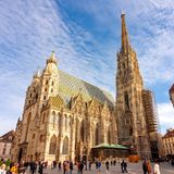 Der Stephansdom zählt zu den wichtigsten Wahrzeichen Wiens. Im Turm hängt die berühmte Pummerin, die zweitgrößte freischwingende Kirchenglocke Europas. Unterhalb der Kirche befinden sich unter anderem das Grabmal von Kaiser Friedrich III. Wer diese unterirdischen Räume besichtigen möchte, zahlt für eine Führung 29 Euro pro Person. Die klassische Dombesichtigung ist deutlich günstiger: Erwachsene zahlen acht Euro, Kinder bis 14 Jahre drei Euro.