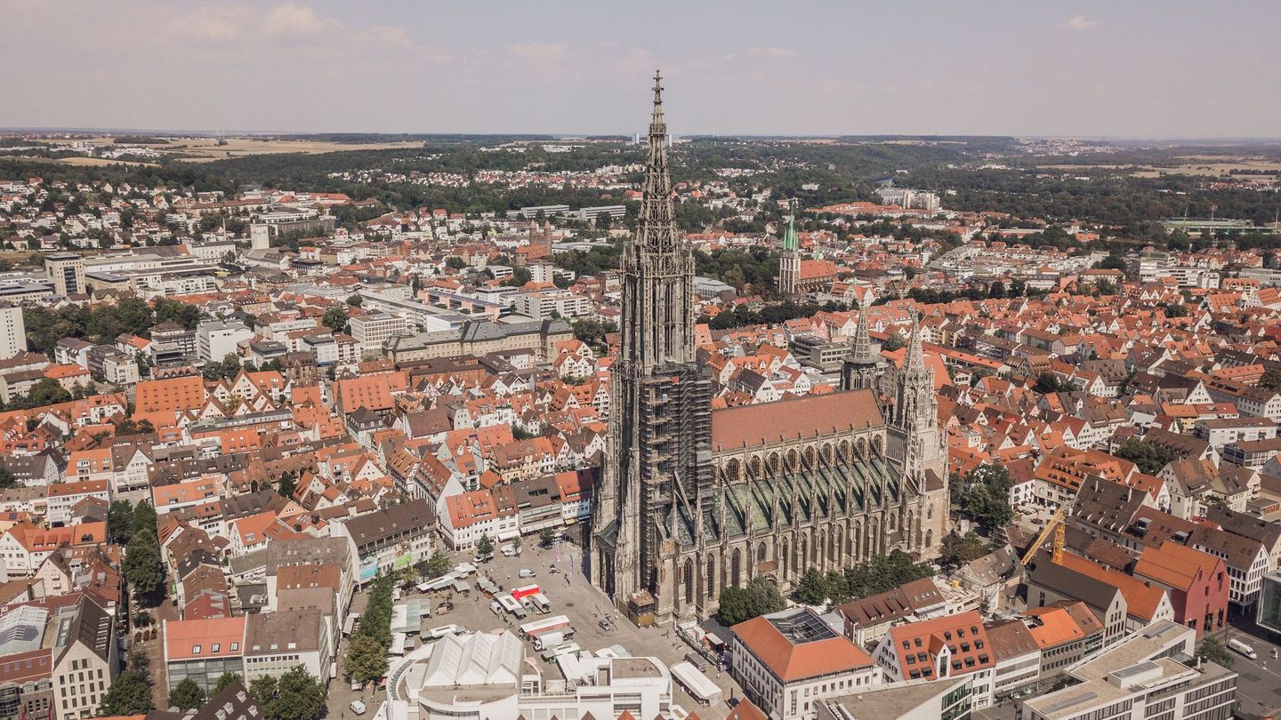 Das Ulmer Münster prägt mit seinem 161 Meter hohen Turm seit Jahrhunderten die Donaustadt. Ganze 125 Jahre lang galt er als höchster Kirchturm der Welt – bis die Sagrada Família in Barcelona diesen Rekord jüngst übertraf. Der Eintritt in das Münster ist kostenfrei. Wer die Stadt aus luftiger Höhe erleben möchte, kann für neun Euro die Aussichtsplattformen auf 70 und 102 Metern sowie – sofern geöffnet – auch die Plattform auf 143 Metern Höhe besuchen.