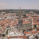 Das Ulmer Münster prägt mit seinem 161 Meter hohen Turm seit Jahrhunderten die Donaustadt. Ganze 125 Jahre lang galt er als höchster Kirchturm der Welt – bis die Sagrada Família in Barcelona diesen Rekord jüngst übertraf. Der Eintritt in das Münster ist kostenfrei. Wer die Stadt aus luftiger Höhe erleben möchte, kann für neun Euro die Aussichtsplattformen auf 70 und 102 Metern sowie – sofern geöffnet – auch die Plattform auf 143 Metern Höhe besuchen.