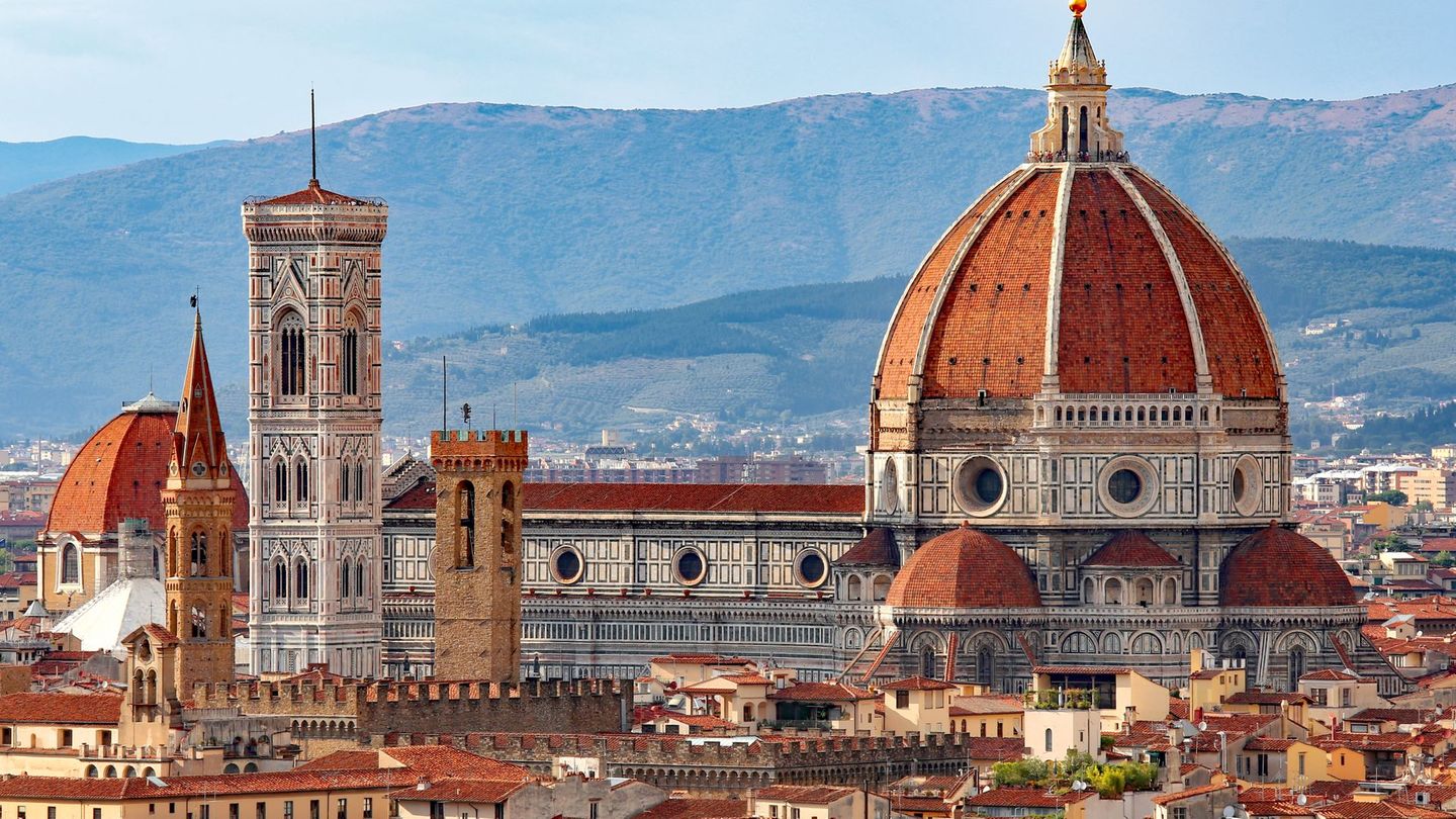 Der Florentiner Dom (Santa Maria del Fiore) zählt zu den eindrucksvollsten Bauwerken der Renaissance und ist die viertgrößte Kirche Europas. Der Eintritt in die Kathedrale selbst ist kostenfrei. Wer den Aufstieg wagt, erklimmt über 463 Stufen die berühmte Kuppel und wird mit einem einzigartigen Blick über Florenz belohnt. Das Ticket für 30 Euro beinhaltet zudem den Zugang zum Giotto-Glockenturm sowie zum Baptisterium.
