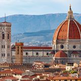Der Florentiner Dom (Santa Maria del Fiore) zählt zu den eindrucksvollsten Bauwerken der Renaissance und ist die viertgrößte Kirche Europas. Der Eintritt in die Kathedrale selbst ist kostenfrei. Wer den Aufstieg wagt, erklimmt über 463 Stufen die berühmte Kuppel und wird mit einem einzigartigen Blick über Florenz belohnt. Das Ticket für 30 Euro beinhaltet zudem den Zugang zum Giotto-Glockenturm sowie zum Baptisterium.