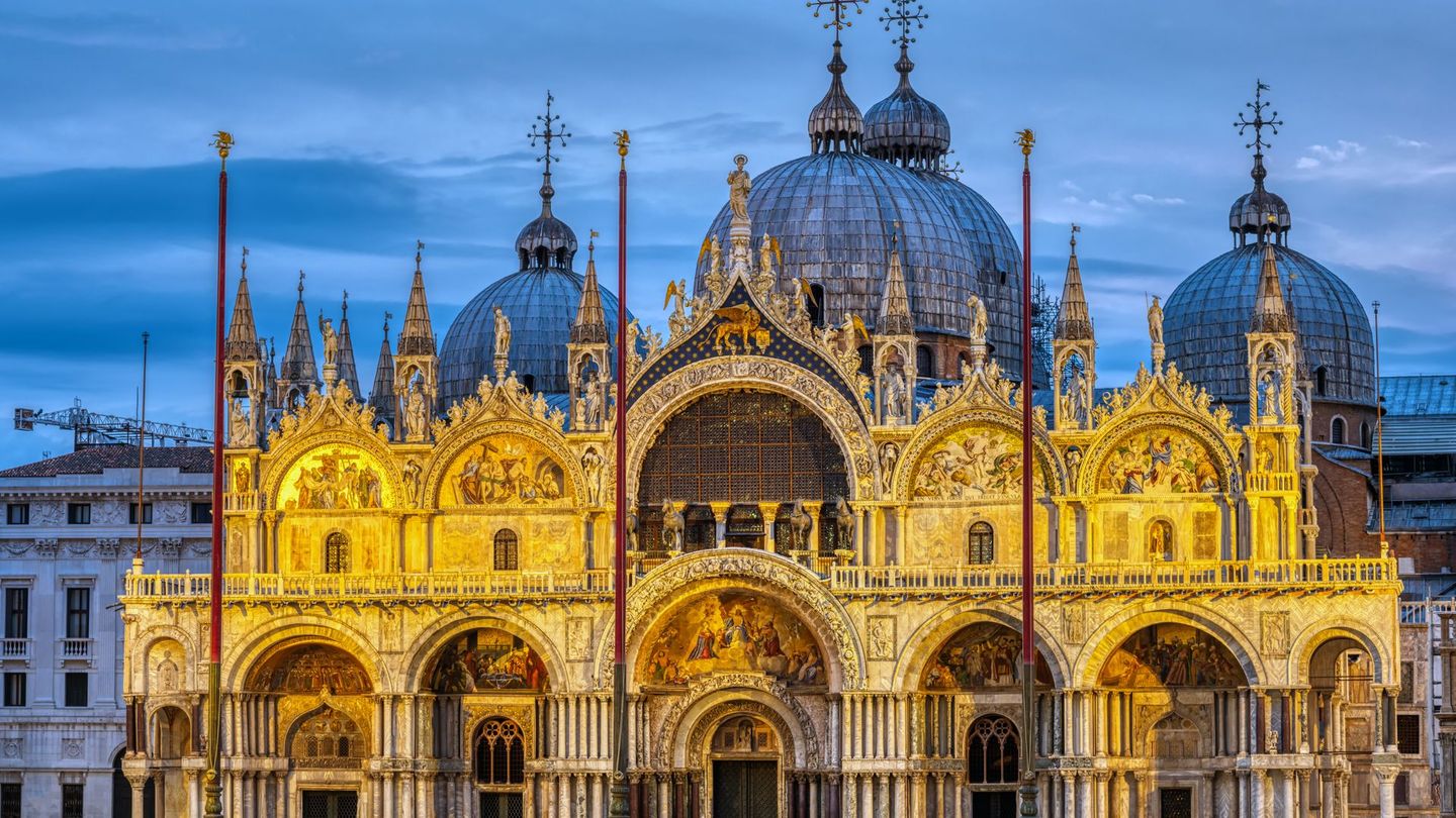 Der Markusdom gehört zu den eindrucksvollsten Sakralbauten Italiens und trägt nicht ohne Grund den Beinamen "Goldene Basilika". Seinen Glanz verdankt er den prachtvollen Mosaiken auf Goldgrund, die sich im Inneren des byzantinischen Gotteshauses über rund 8.000 Quadratmeter erstrecken. Der Besuch dieses einzigartigen Lichtermeers kostet für Erwachsene zehn Euro. Ermäßigte Tickets gibt es für Kinder sowie für Studierende und Seniorinnen und Senioren zum halben Preis.