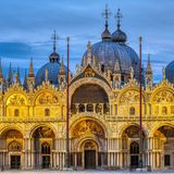 Der Markusdom gehört zu den eindrucksvollsten Sakralbauten Italiens und trägt nicht ohne Grund den Beinamen "Goldene Basilika". Seinen Glanz verdankt er den prachtvollen Mosaiken auf Goldgrund, die sich im Inneren des byzantinischen Gotteshauses über rund 8.000 Quadratmeter erstrecken. Der Besuch dieses einzigartigen Lichtermeers kostet für Erwachsene zehn Euro. Ermäßigte Tickets gibt es für Kinder sowie für Studierende und Seniorinnen und Senioren zum halben Preis.