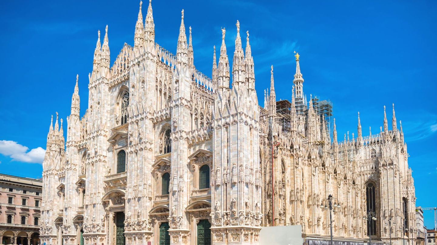 Der Mailänder Dom zählt zu den größten Kirchen der Welt und bietet mit einer Länge von 317 Metern Platz für rund 40.000 Menschen – entsprechend großzügig fällt auch das Raumgefühl im Inneren aus. Wer die berühmte Kathedrale besichtigen möchte, zahlt 11,50 Euro Eintritt. Besonders gefragt ist der Zugang zur Dachterrasse: Das Ticket kostet 26 Euro bei Aufstieg über die Treppe oder 32 Euro per Aufzug und eröffnet einen spektakulären Blick über Mailand.