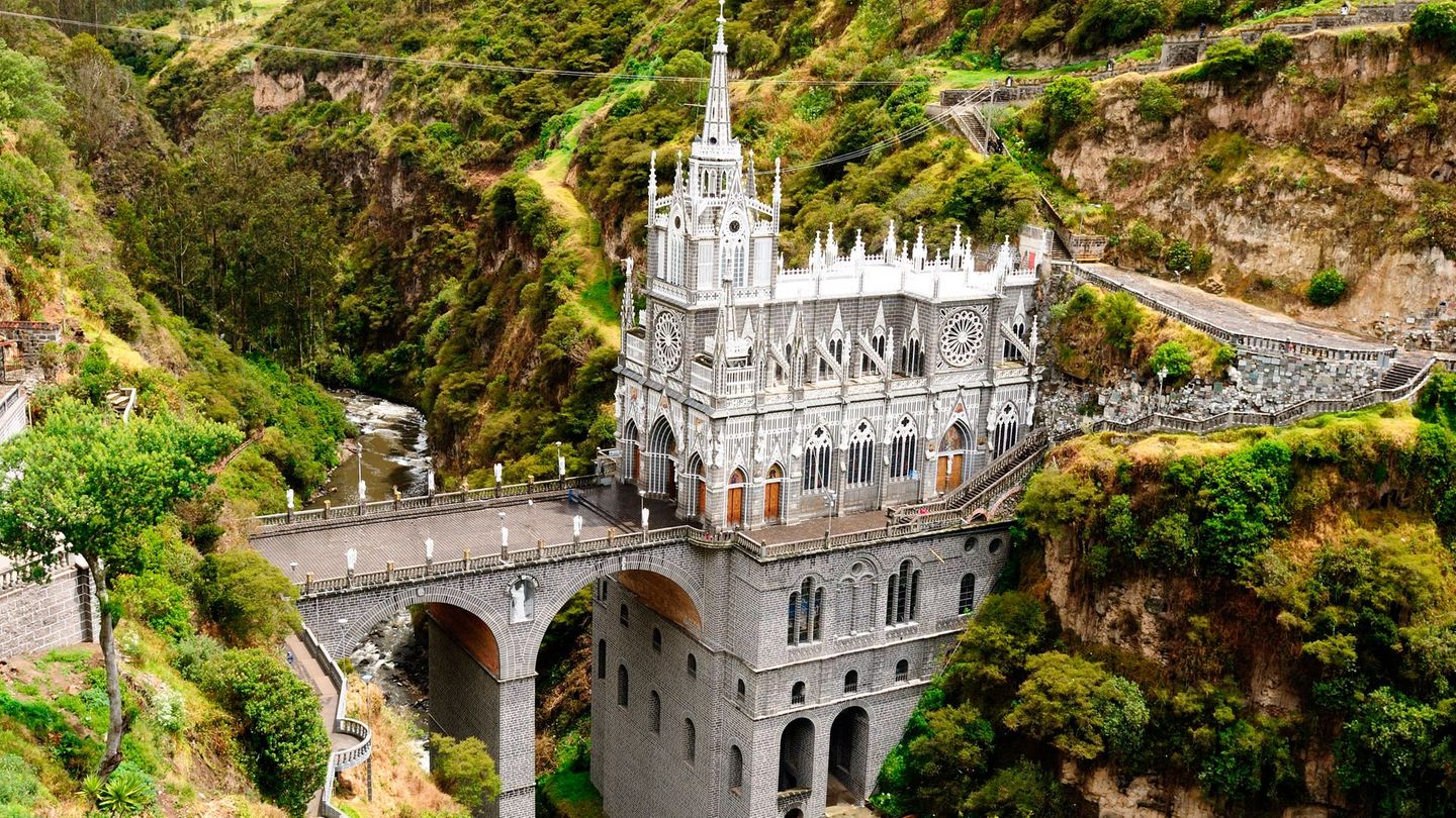 Das Santuario de Nuestra Señora de Las Lajas zählt zu den spektakulärsten Wallfahrtsorten Südamerikas. Dramatisch in eine Schlucht im Süden Kolumbiens eingebettet, erhebt sich die Kirche auf rund 2.900 Metern Höhe über dem Canyon und zieht mit ihrer außergewöhnlichen Architektur jedes Jahr etwa 750.000 bis 900.000 Besucherinnen und Besucher an. Als bedeutende Pilgerstätte ist der Eintritt für alle Gäste kostenfrei.