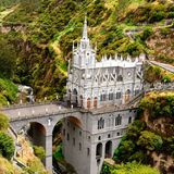 Das Santuario de Nuestra Señora de Las Lajas zählt zu den spektakulärsten Wallfahrtsorten Südamerikas. Dramatisch in eine Schlucht im Süden Kolumbiens eingebettet, erhebt sich die Kirche auf rund 2.900 Metern Höhe über dem Canyon und zieht mit ihrer außergewöhnlichen Architektur jedes Jahr etwa 750.000 bis 900.000 Besucherinnen und Besucher an. Als bedeutende Pilgerstätte ist der Eintritt für alle Gäste kostenfrei.