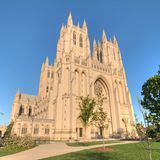 Die Washington National Cathedral zählt zu den größten Kathedralen der Welt. Auch in den USA ist der Zugang für touristische Besichtigungen kostenpflichtig. Die günstigste Ticketkategorie für Erwachsene liegt bei 17 US-Dollar, ermäßigte Eintrittskarten kosten 14 US-Dollar. Kinder zwischen fünf und zwölf Jahren zahlen 12 US-Dollar für den Besuch des monumentalen Bauwerks.