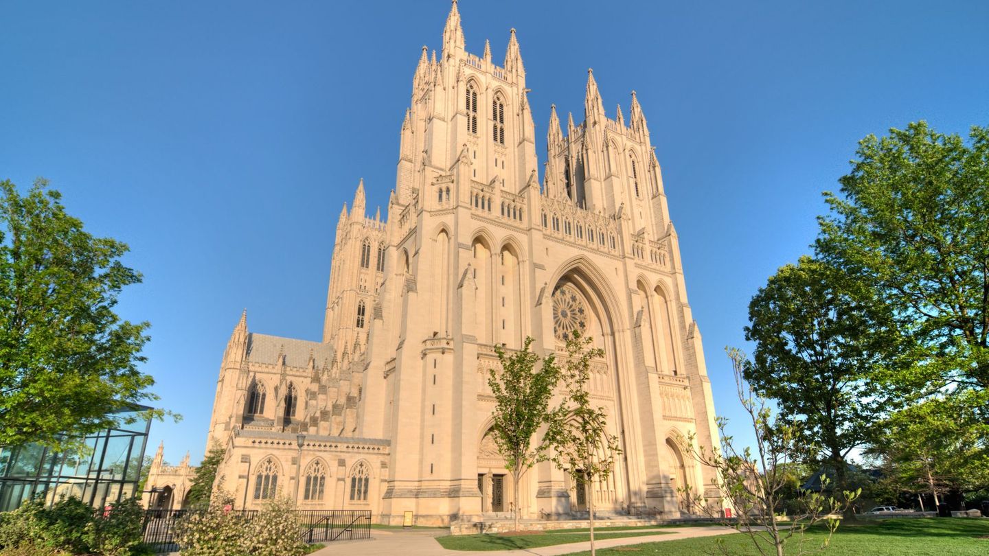 Die Washington National Cathedral zählt zu den größten Kathedralen der Welt. Auch in den USA ist der Zugang für touristische Besichtigungen kostenpflichtig. Die günstigste Ticketkategorie für Erwachsene liegt bei 17 US-Dollar, ermäßigte Eintrittskarten kosten 14 US-Dollar. Kinder zwischen fünf und zwölf Jahren zahlen 12 US-Dollar für den Besuch des monumentalen Bauwerks.