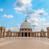 Die Basilika Notre-Dame de la Paix in der Hauptstadt der Elfenbeinküste zählt zu den monumentalsten Sakralbauten der Welt. Dem Petersdom in Rom nachempfunden, gilt sie flächenmäßig als die größte Basilika weltweit – ein Bauwerk der Superlative mitten in der westafrikanischen Savanne. Der Eintritt ist vergleichsweise niedrig: Einheimische zahlen umgerechnet etwa 1,50 Euro, für ausländische Besucherinnen und Besucher liegt der Preis bei rund drei Euro.
