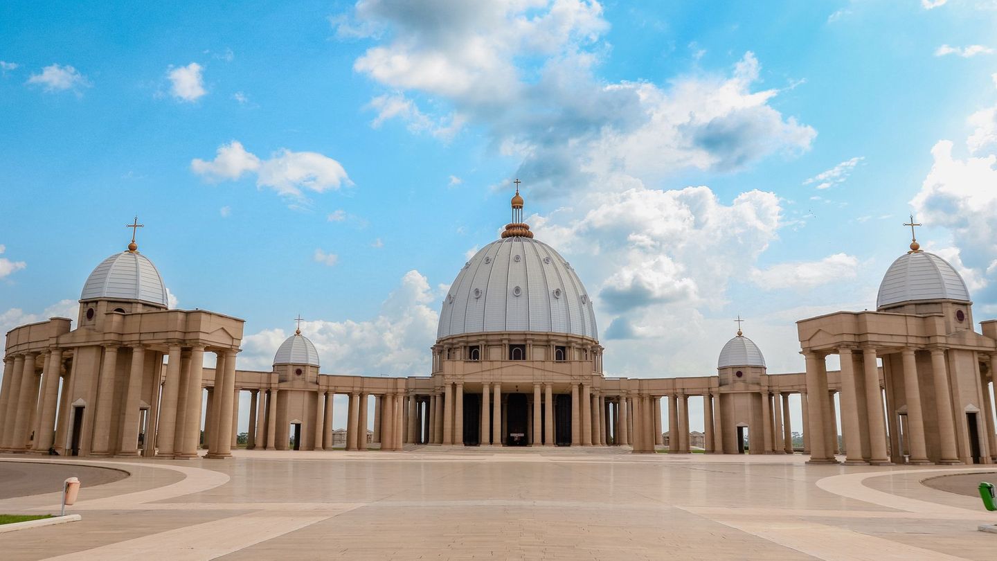 Die Basilika Notre-Dame de la Paix in der Hauptstadt der Elfenbeinküste zählt zu den monumentalsten Sakralbauten der Welt. Dem Petersdom in Rom nachempfunden, gilt sie flächenmäßig als die größte Basilika weltweit – ein Bauwerk der Superlative mitten in der westafrikanischen Savanne. Der Eintritt ist vergleichsweise niedrig: Einheimische zahlen umgerechnet etwa 1,50 Euro, für ausländische Besucherinnen und Besucher liegt der Preis bei rund drei Euro.