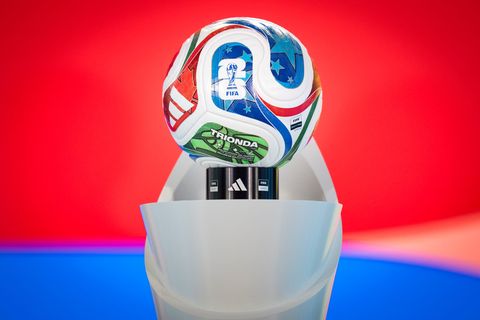 In wenigen Tagen beginnt die Fußball-WM in den USA, Mexiko und Kanada: Die Verbraucherzentrale warnt vor vermeintlichen Schnäppc