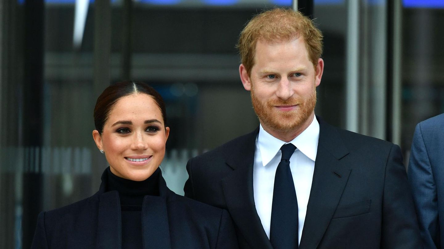 Herzogin Meghan und Prinz Harry lächeln in die Kamera