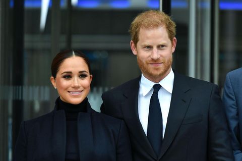 Herzogin Meghan und Prinz Harry lächeln in die Kamera