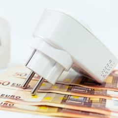 Smarte Steckdosen sparen Strom und Geld. Bei Amazon ist ein beliebtes Modell von Fritz! im Angebot (Symboldbild)