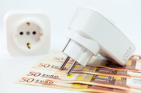 Smarte Steckdosen sparen Strom und Geld. Bei Amazon ist ein beliebtes Modell von Fritz! im Angebot (Symboldbild)
