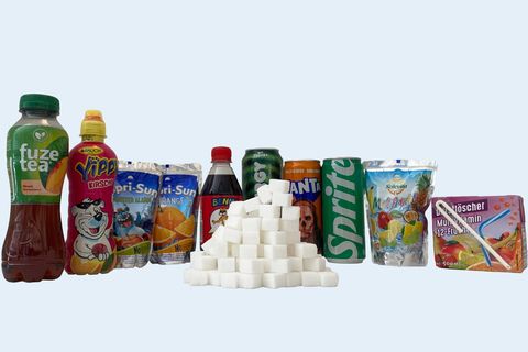 So viele Stücke Würfelzucker stecken in den zehn abgebildeten Softdrinks. Um von der geplanten Zuckersteuer verschont zu werden, müssten die Hersteller die Menge drastisch reduzieren …
