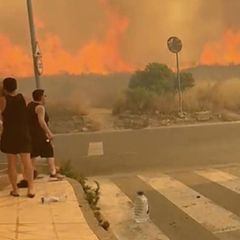 Flammenhölle frisst sich durch beliebtes Urlaubsziel in Spanien