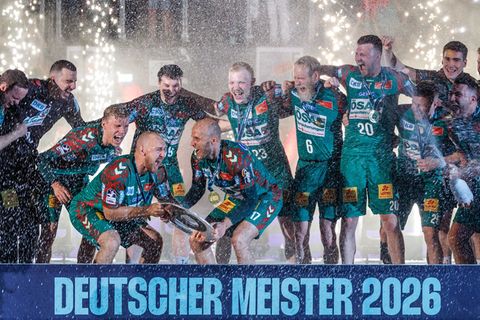 Erst streckt Christian O'Sullivan (Mitte, l, SC Magdeburg) mit Tim Hornke (Mitte, r, SC Magdeburg) die Meisterschaftsschale hoch