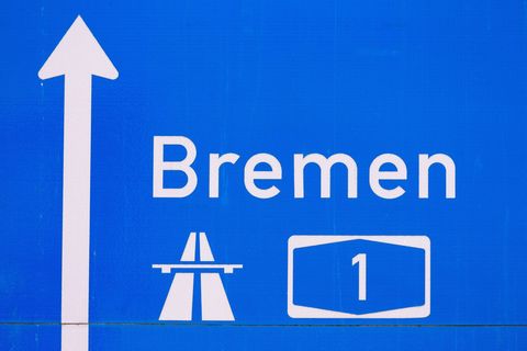 Auf der A1 müssen Autofahrer in Richtung Bremen am Freitag mit Behinderungen rechnen. (Symbolbild) Foto: Mohssen Assanimoghaddam