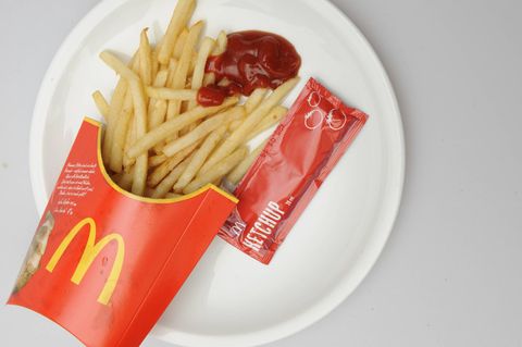 Pommes und eine Ketchup-Tüte von McDonald's