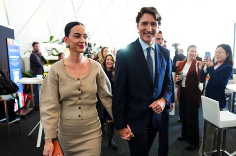Justin Trudeau und Katy Perry laufen händchenhaltend nebeneinander her