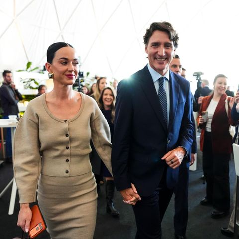Justin Trudeau und Katy Perry laufen händchenhaltend nebeneinander her