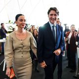 Justin Trudeau und Katy Perry laufen händchenhaltend nebeneinander her