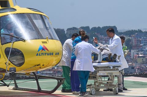Der Bergführer wurde nach seiner Rettung in ein Krankenhaus gebracht. Foto: Niranjan Shrestha/AP/dpa